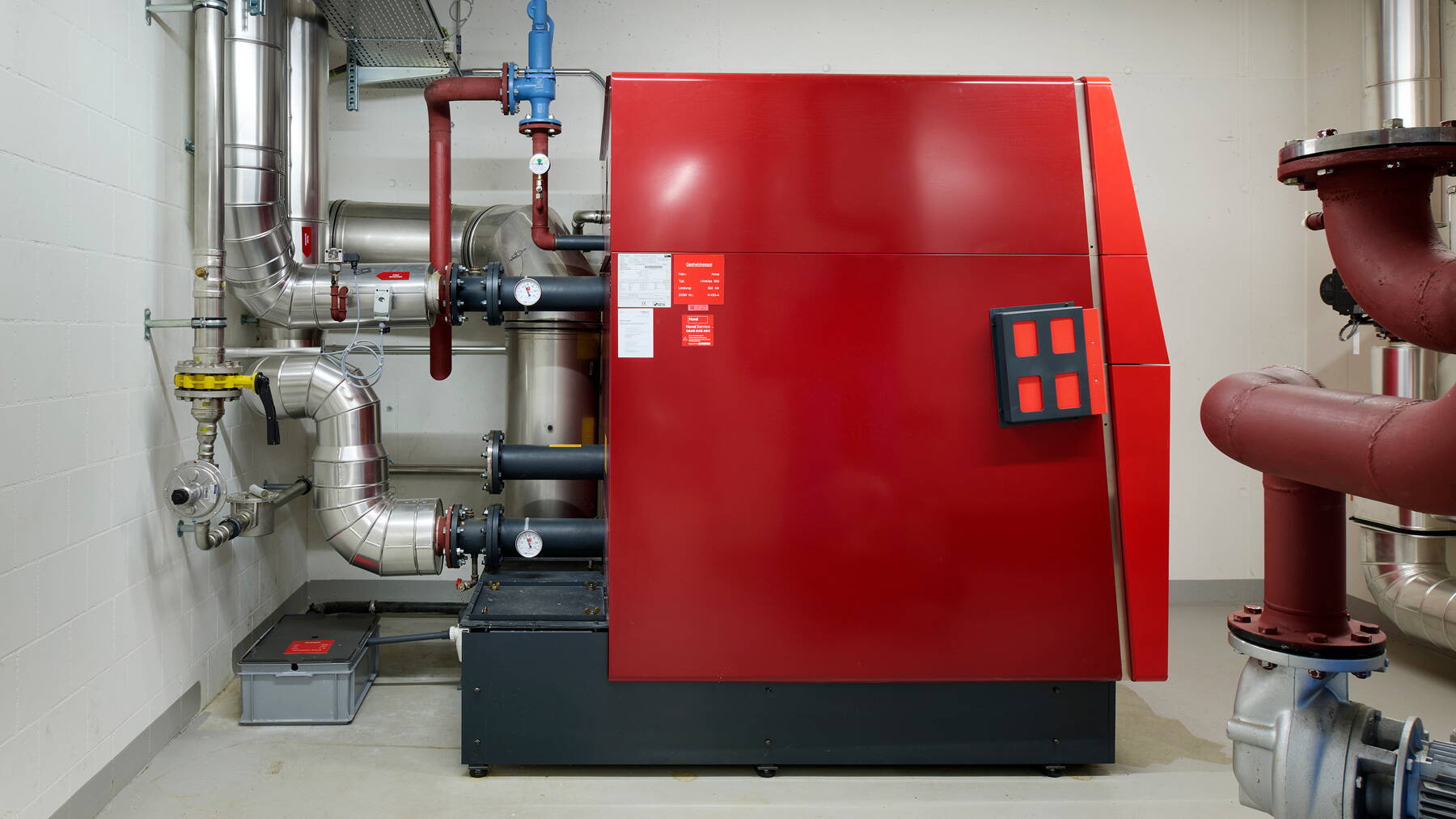 evs_gaskessel.jpg Zoom: Gaskessel: Der Gaskessel mit einer Leistung von 850 kW dient zur Abdeckung der Spitzenlast und kann bei Bedarf modulierend dazu geschaltet werden.