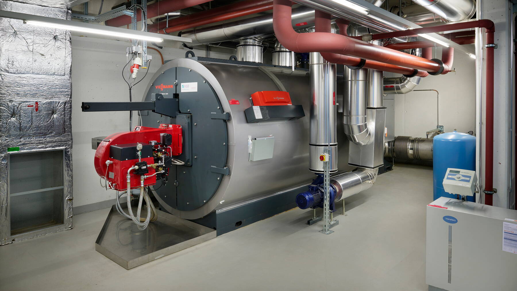 evs_oelkessel.jpg Zoom: Ölkessel: Der Niedertemperatur-Öl-Heizkessel mit einer Leistung von 2'100 KW kann im Notfall den Wärmebedarf auf dem Siloah-Areal zu 80 % abdecken.