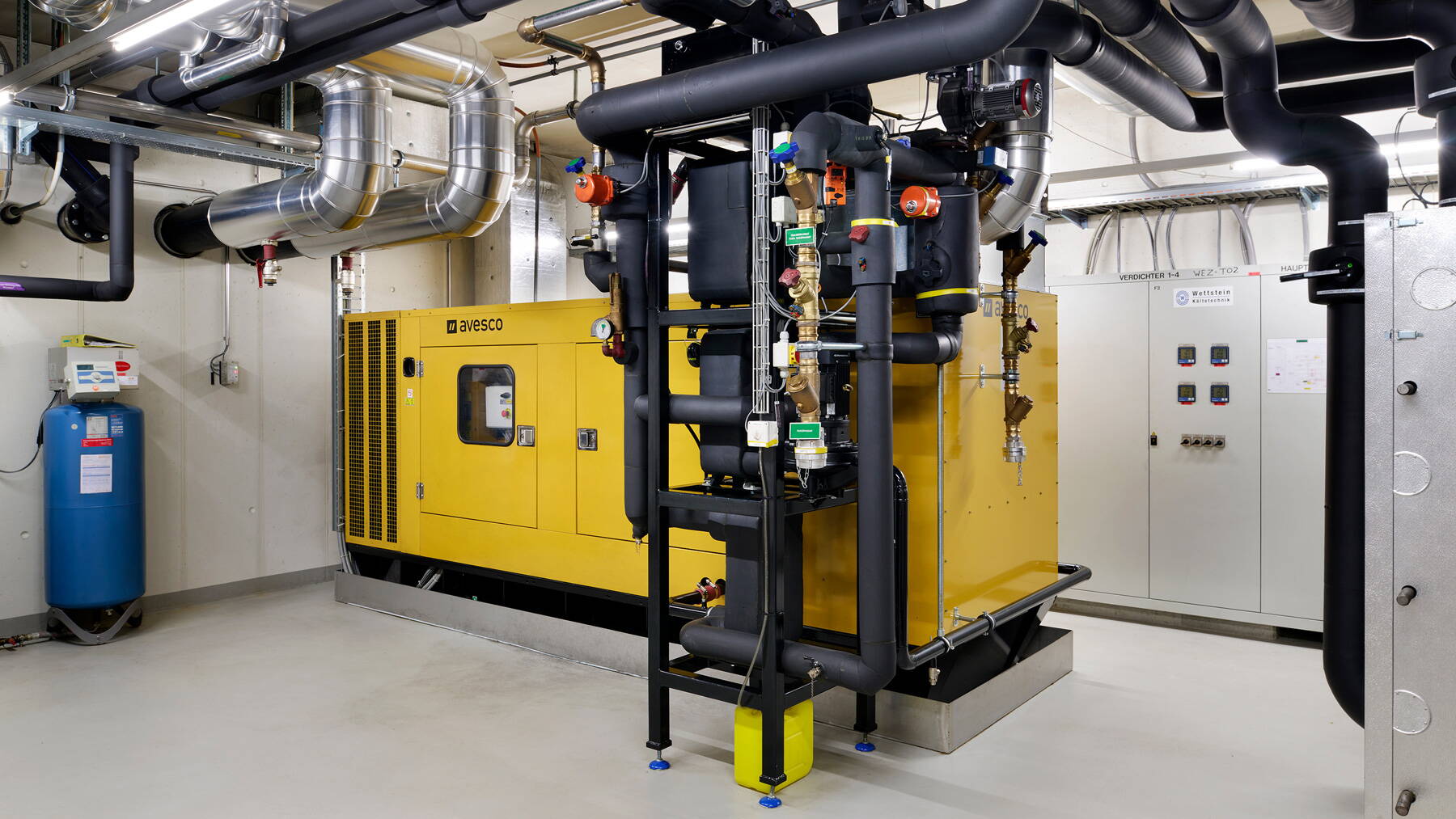 evs_notstrom.jpg Zoom: Netzersatzanlage: Mit der Netzersatzanlage kann bei einem Stromausfall Notstrom für versorgungsrelevante und lebenserhaltende Geräte erzeugt werden. Die Notstromanlage wird mit Heizöl betrieben.